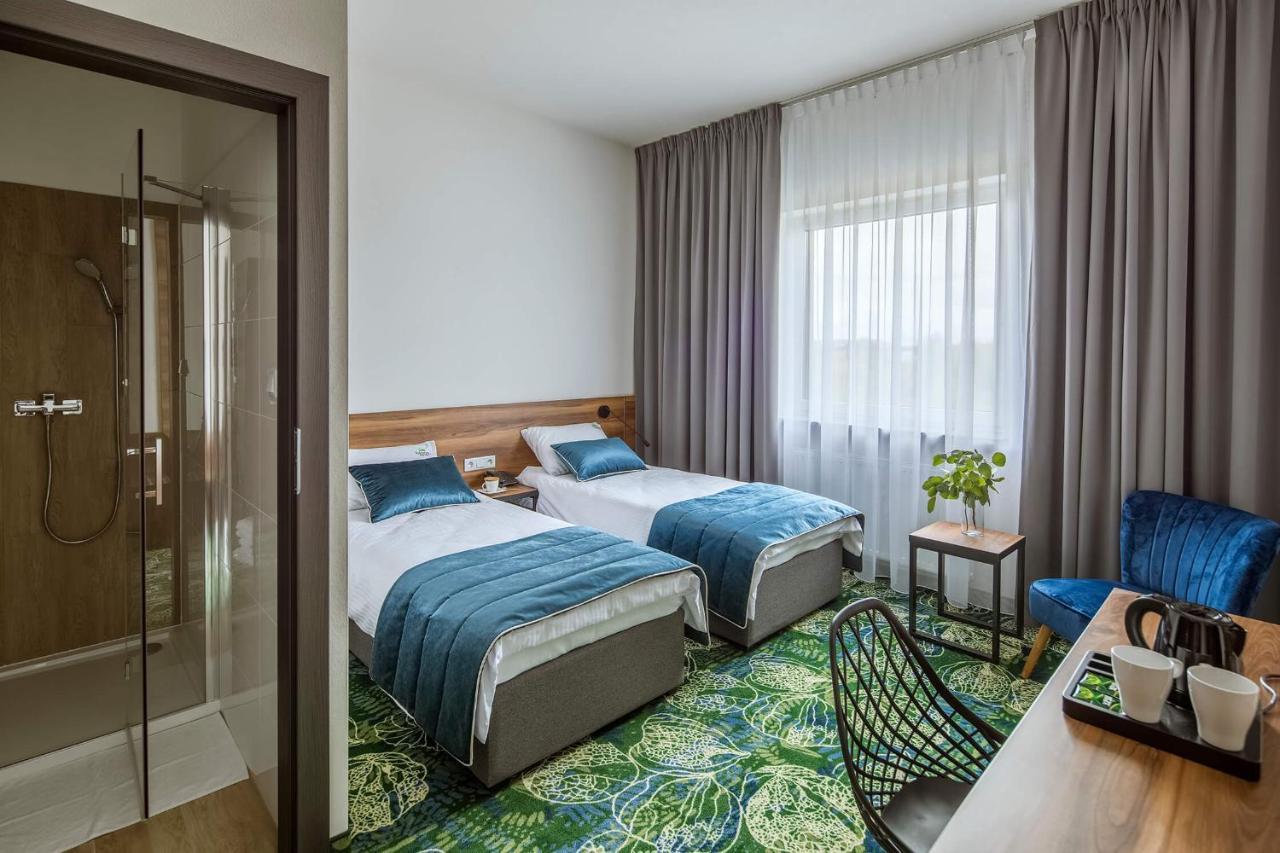 Bloom Hotel Airport Okecie Рашин Екстер'єр фото