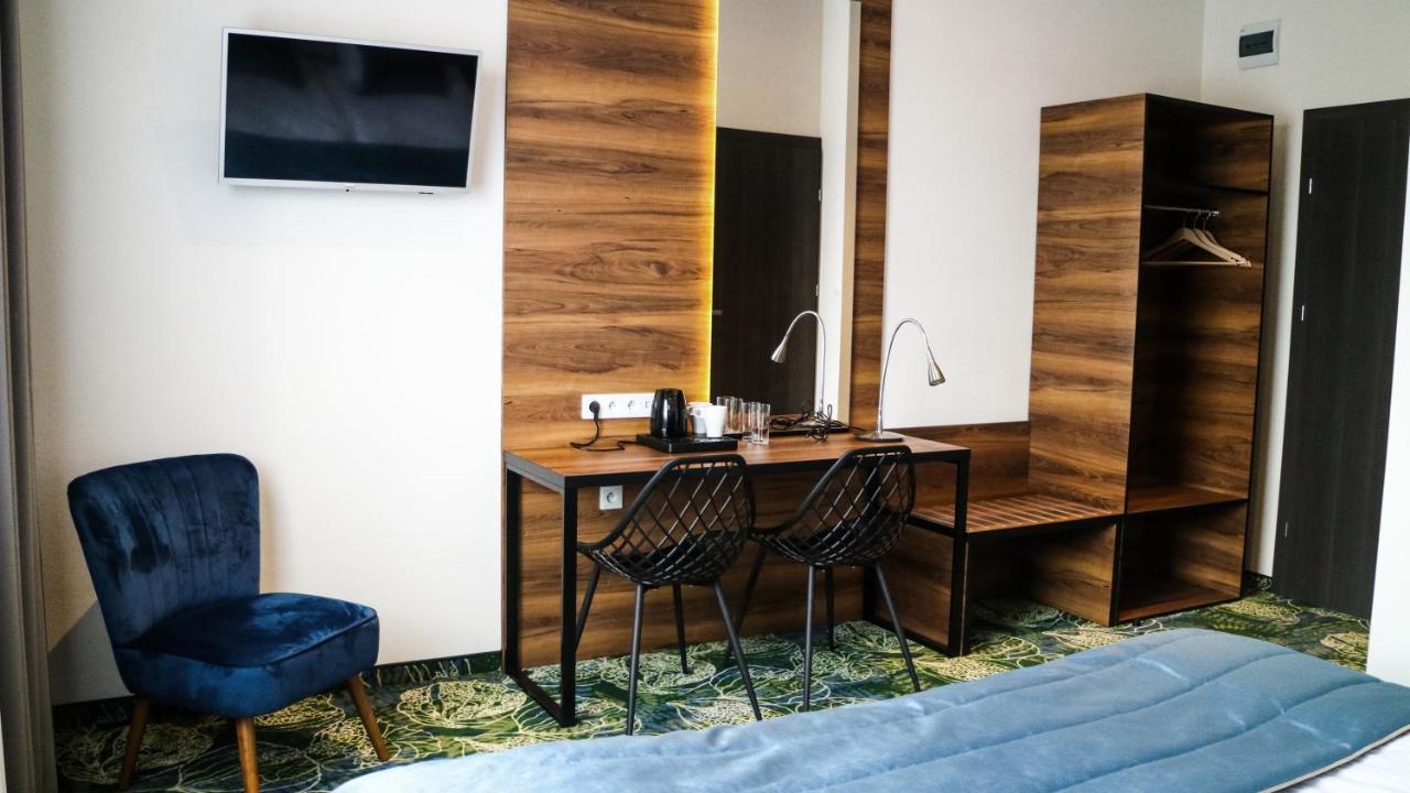 Bloom Hotel Airport Okecie Рашин Екстер'єр фото