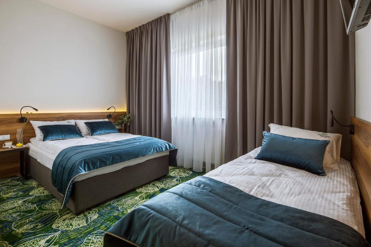 Bloom Hotel Airport Okecie Рашин Екстер'єр фото