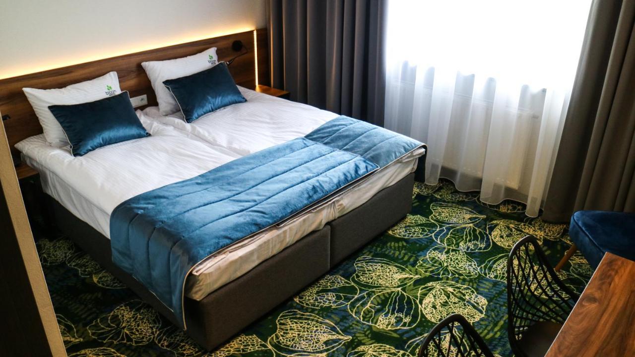 Bloom Hotel Airport Okecie Рашин Екстер'єр фото