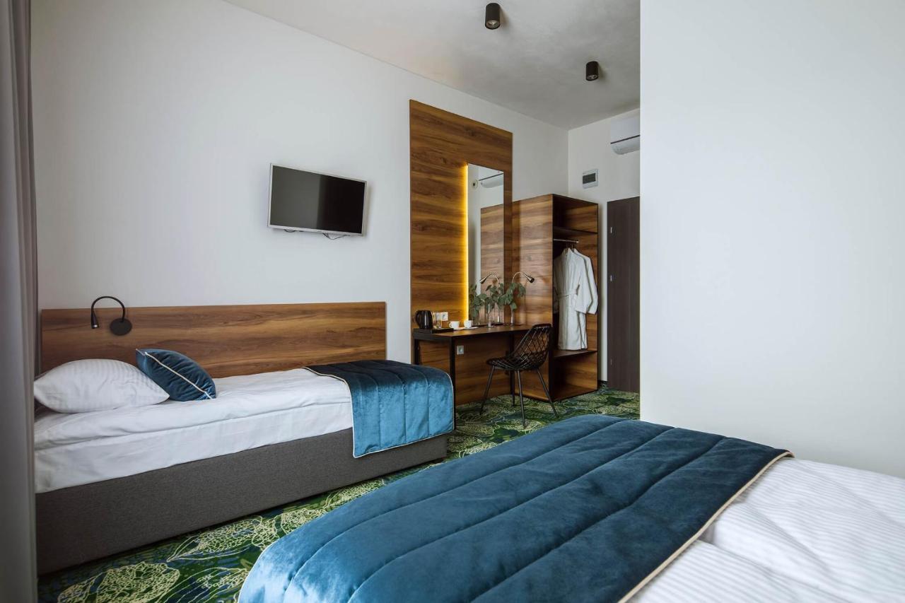 Bloom Hotel Airport Okecie Рашин Екстер'єр фото