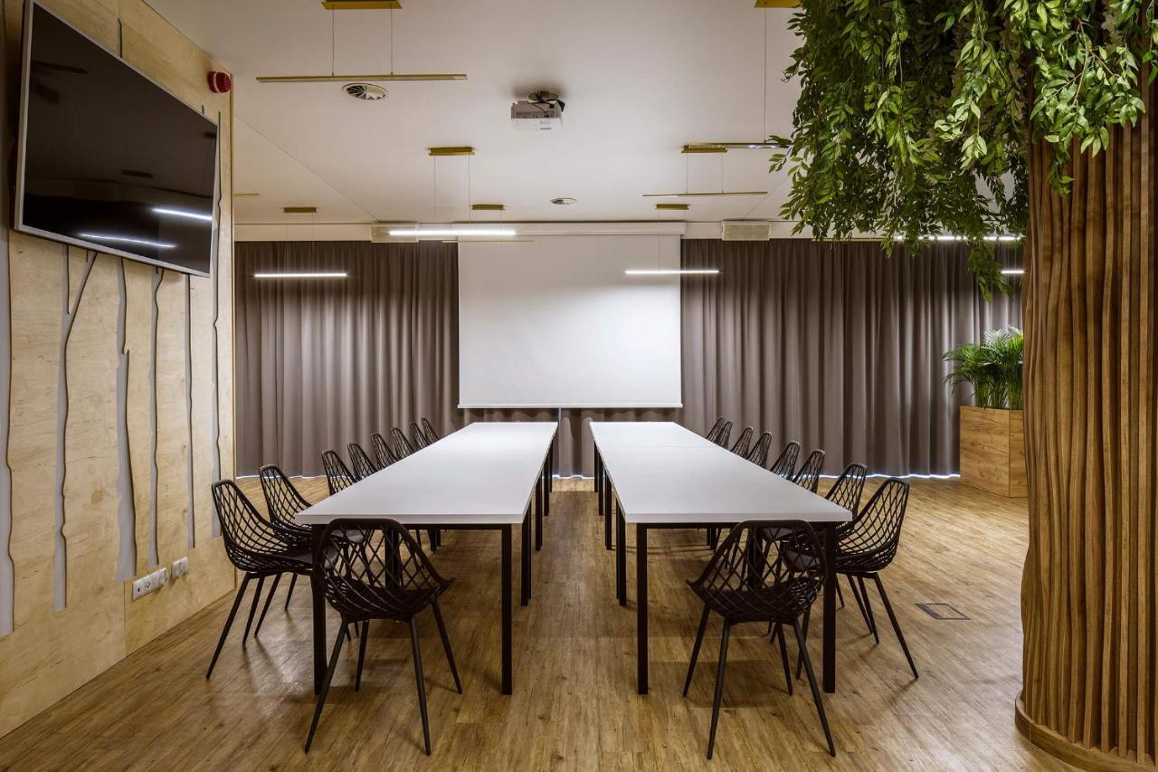 Bloom Hotel Airport Okecie Рашин Екстер'єр фото